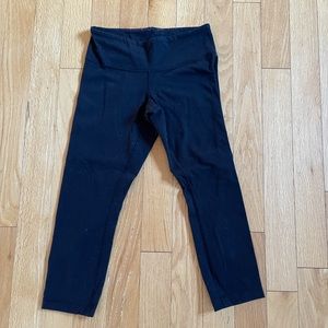 Lululemon cropped leggings. Color black. Size 6.